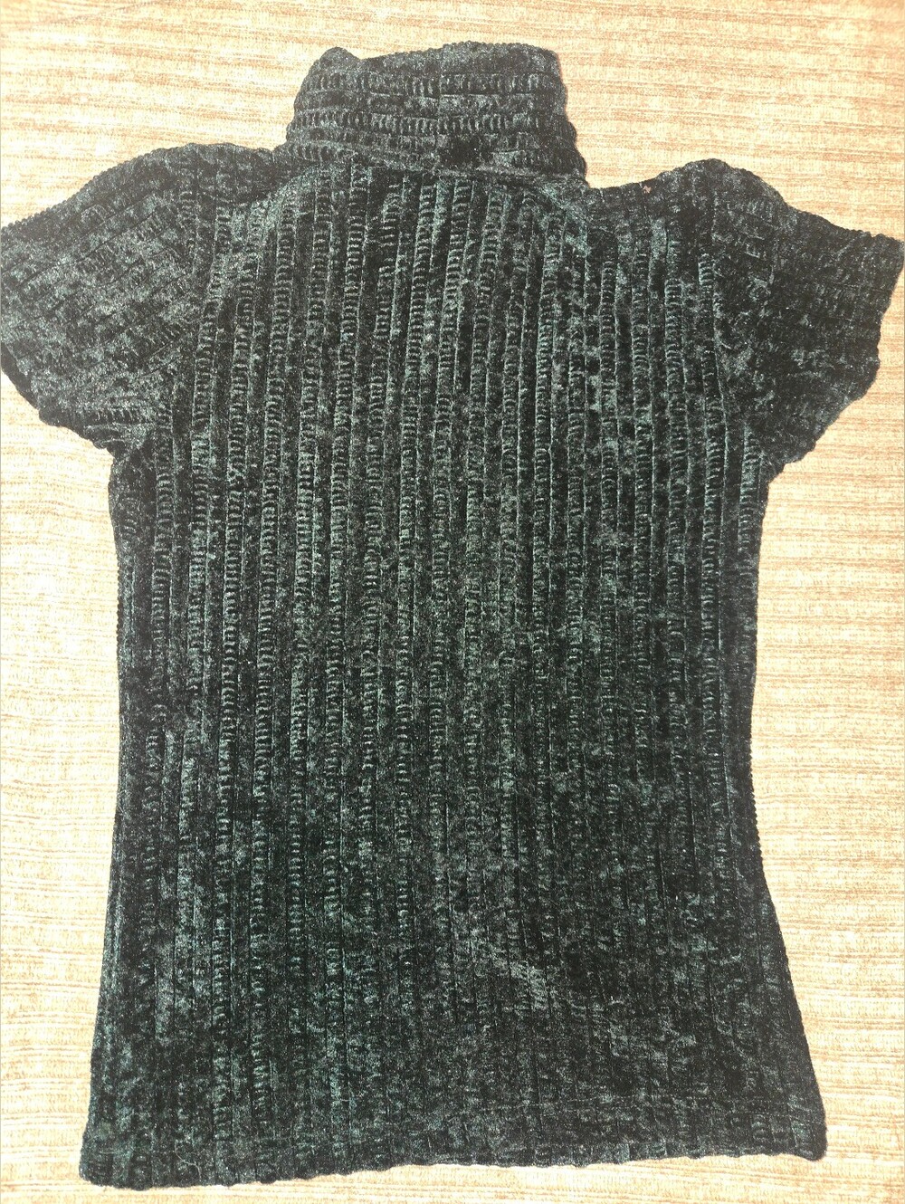 Short-Sleeve Velvet Turtleneck Top in Dark Green